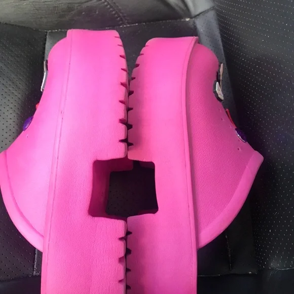 Kids Pink Crocs with Fun Charms size 6 - Picture 2 of 6